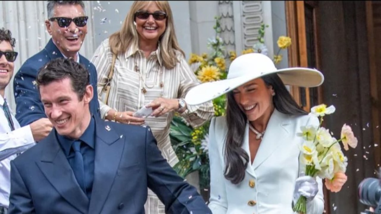 Dua Lipa y Callum Turner sellaron su historia de amor con una ceremonia íntima en Londres, rodeados de familiares y amigos cercanos. La pareja, que hizo público su romance en 2024, dio el sí en uno de los momentos más comentados del mundo del entretenimiento este año.