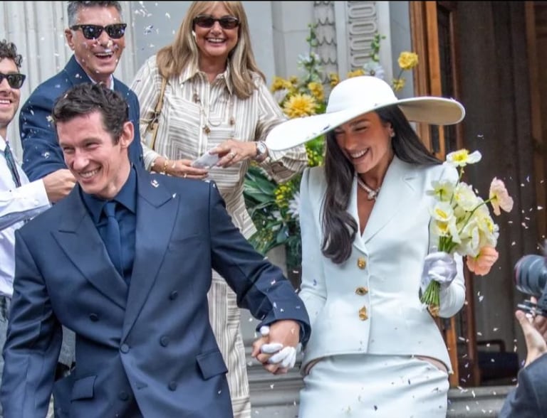 Dua Lipa y Callum Turner sellaron su historia de amor con una ceremonia íntima en Londres, rodeados de familiares y amigos cercanos. La pareja, que hizo público su romance en 2024, dio el sí en uno de los momentos más comentados del mundo del entretenimiento este año.