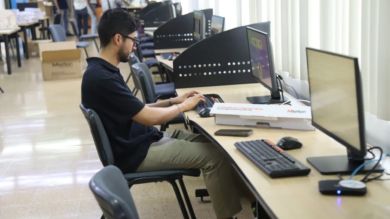 La Biblioteca Departamental destinó 34 equipos para fortalecer su sala de acceso al público.