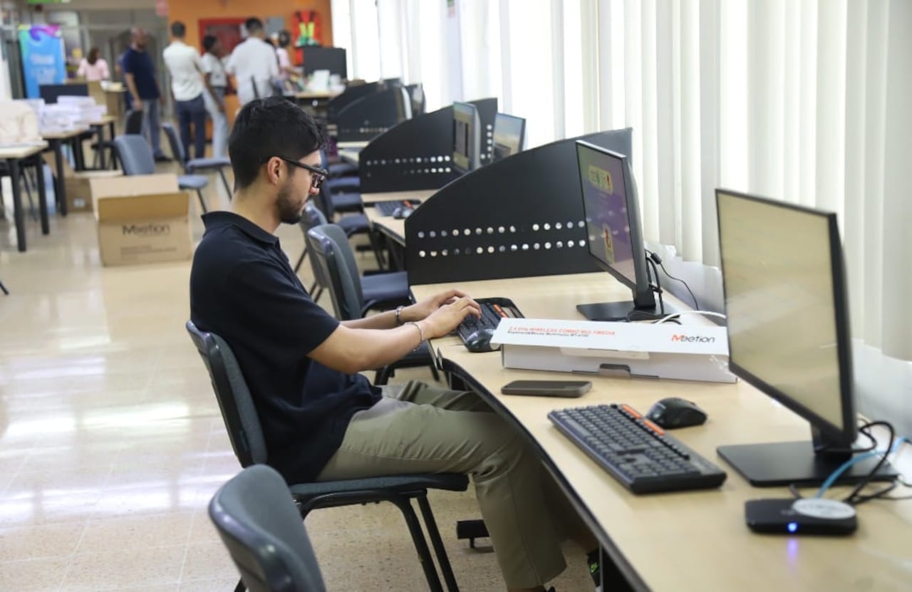 La Biblioteca Departamental destinó 34 equipos para fortalecer su sala de acceso al público.