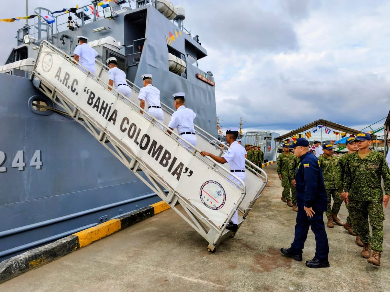 La marea retrasó durante varias horas el ingreso del ARC Bahía Colombia al río San Juan, recordando que en el Pacífico los tiempos los marca el agua y no el reloj.