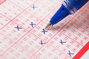 Jugar la lotería requiere de ciertas estrategias para aumentar las probabilidades de ganar.