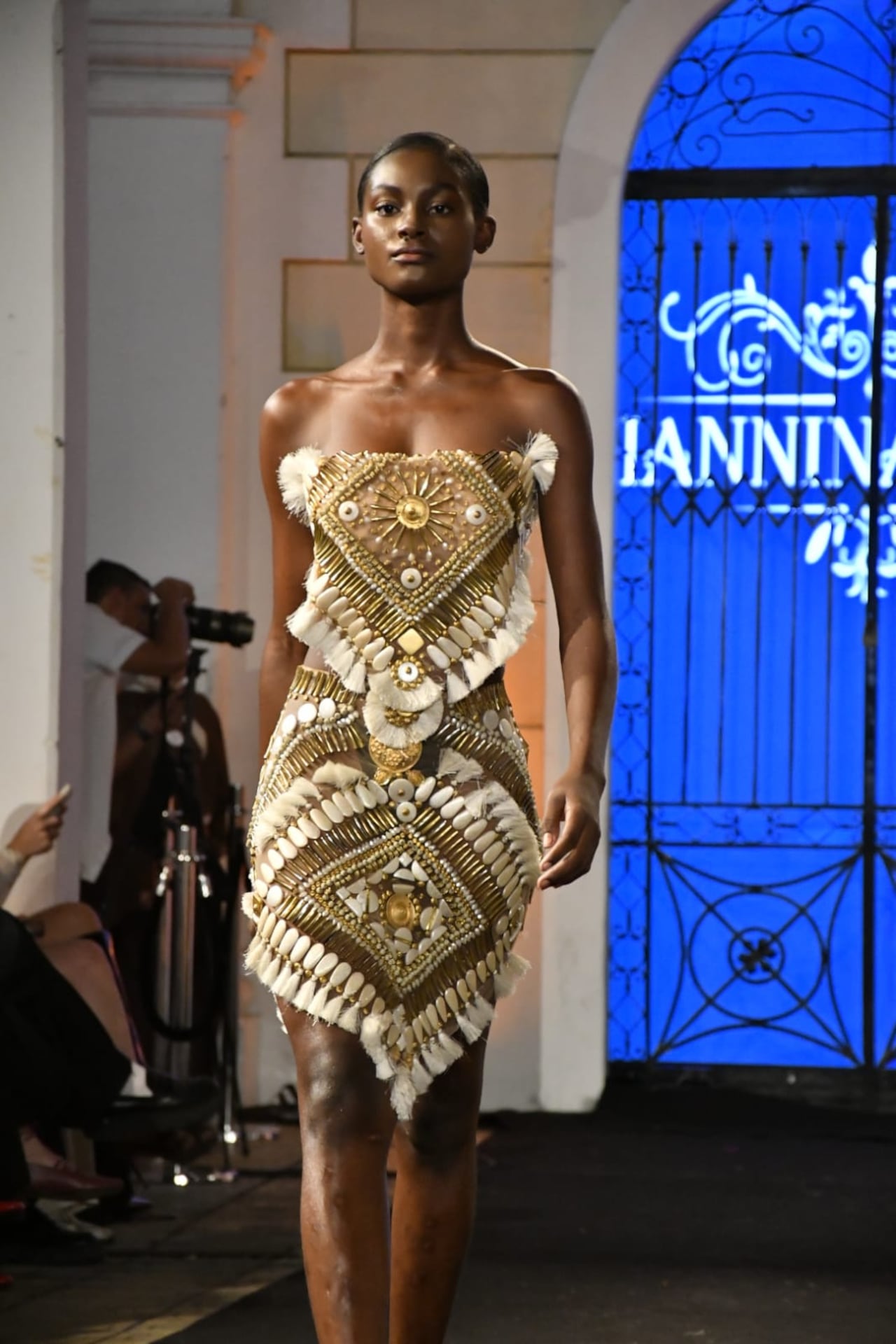 La diseñadora dominicana Giannina Azar inauguró Cali Distrito Moda en Palmira con su inconfundible sello de opulencia, donde las piedras preciosas, la orfebrería fina y los tejidos artesanales se fusionaron para celebrar la feminidad y el lujo contemporáneo sobre la pasarela.