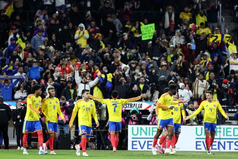 El delantero colombiano Luis Díaz, número 7, celebra tras marcar un gol durante el partido amistoso internacional de fútbol entre Colombia y Australia.