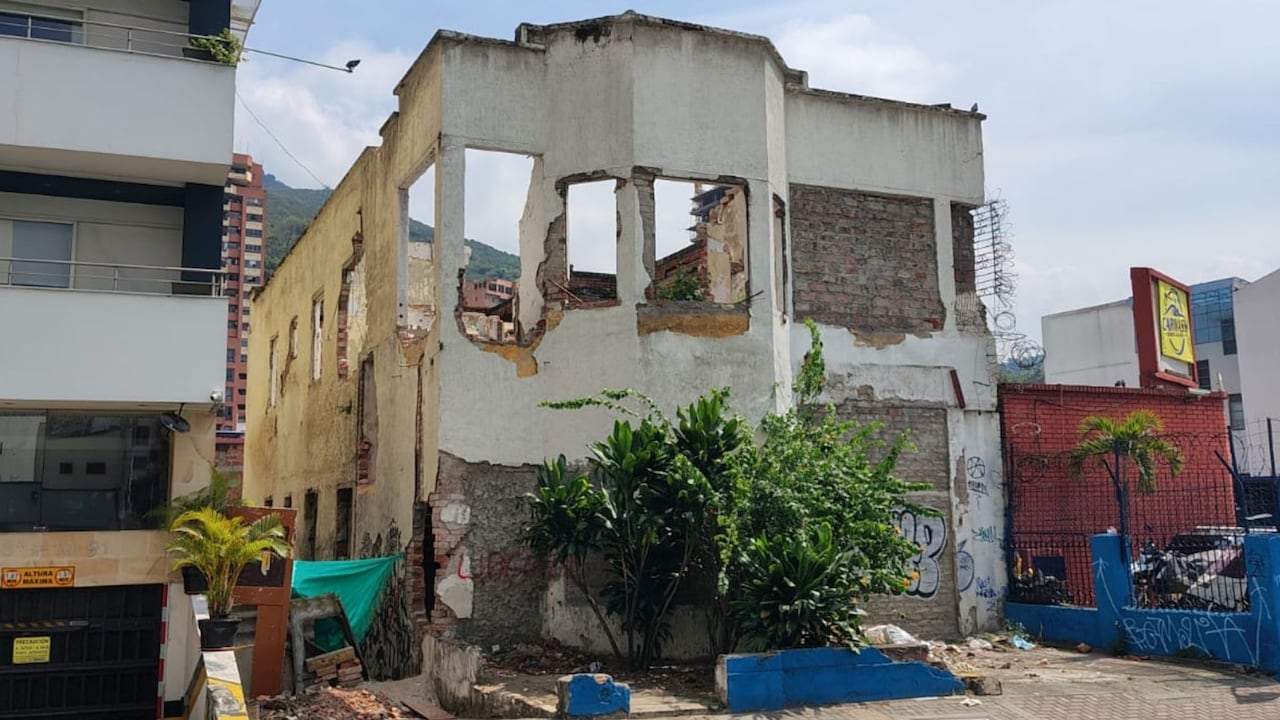 Residentes de Granada aseguran que el inmueble abandonado se ha convertido en un punto de acumulación de basura y de presencia de habitantes de calle, por lo que solicitaron la intervención de las autoridades.