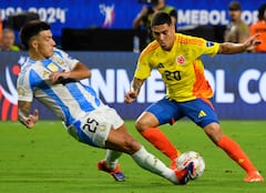 Juan Fernando Quintero disputa el balón con Lisandro Martínez en la final de la Copa América 2024.