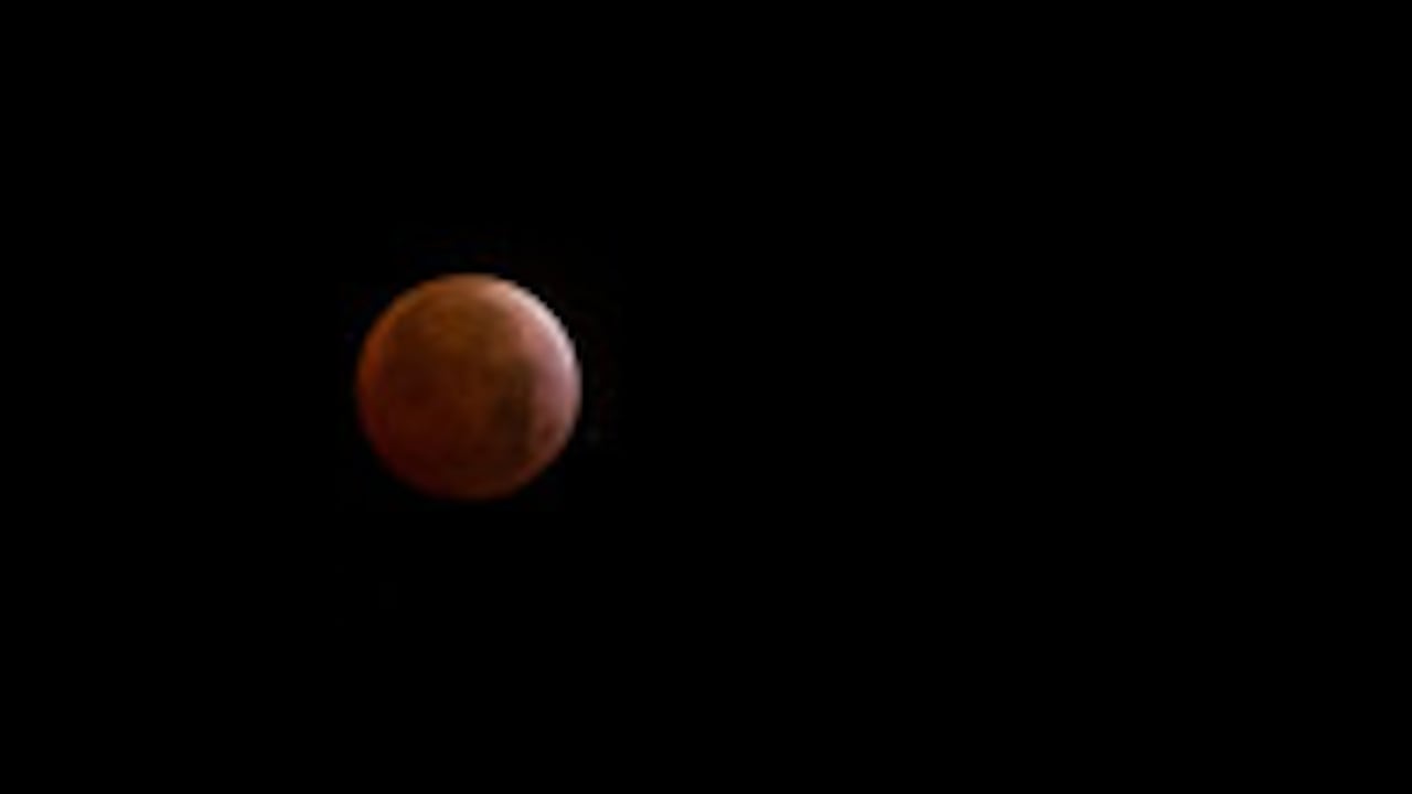 El año pasado, el eclipse total lunar, conocido como luna roja, fue visible en la capital Colombiana.