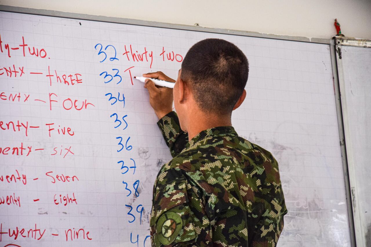 El Sena capacita a soldados del Ejército Nacional en el idioma inglés