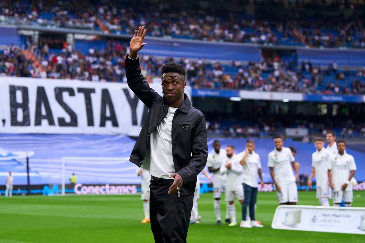 Vinicius se presentó en el estadio Santiago Bernabéu y recibió el apoyo del grupo de jugadores del Real Madrid y sus hinchas.