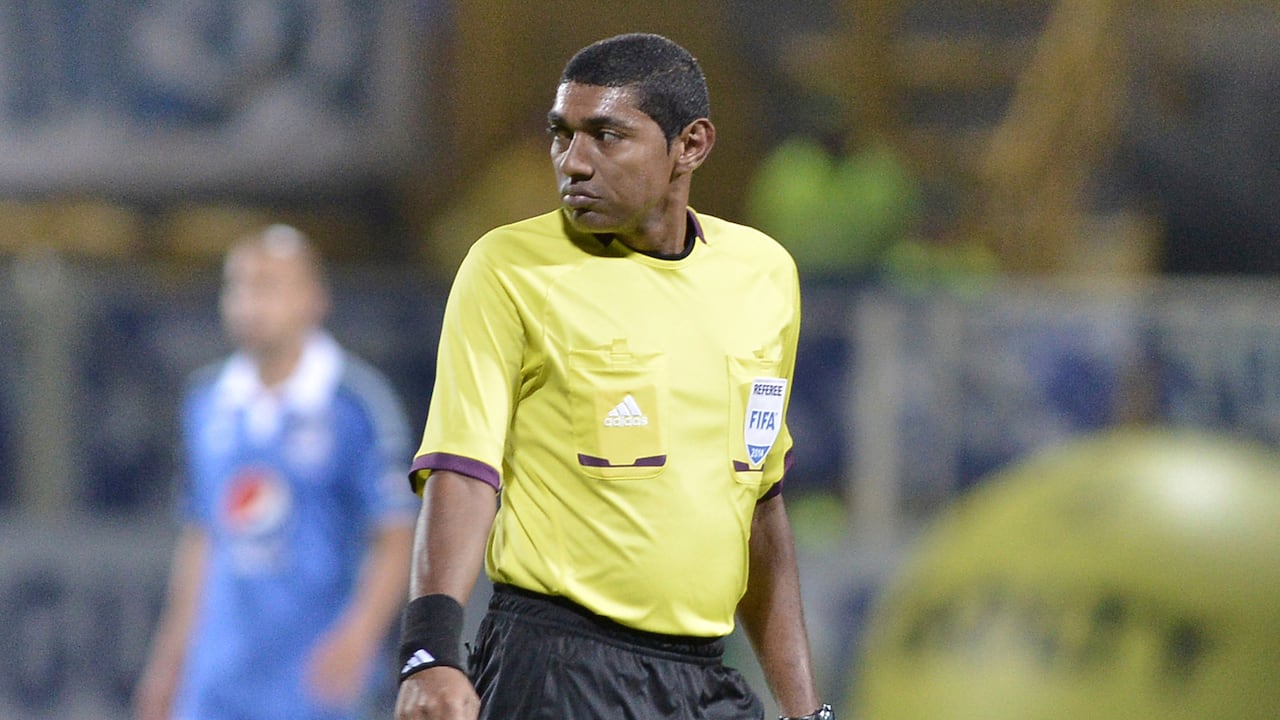 BOGOTA, COLOMBIA - MARCH 23: Referee Imer Machado looks on during a match between Millonarios and Fortaleza as part of the Liga Postobon I 2014 at the Metropolitano Techo Stadium on March 23, 2014 in Bogota, Colombia. (Photo by Felipe Caicedo /LatinContent via Getty Images)