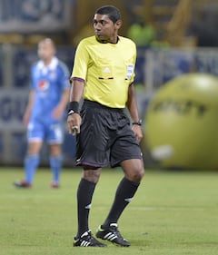 BOGOTA, COLOMBIA - MARCH 23: Referee Imer Machado looks on during a match between Millonarios and Fortaleza as part of the Liga Postobon I 2014 at the Metropolitano Techo Stadium on March 23, 2014 in Bogota, Colombia. (Photo by Felipe Caicedo /LatinContent via Getty Images)