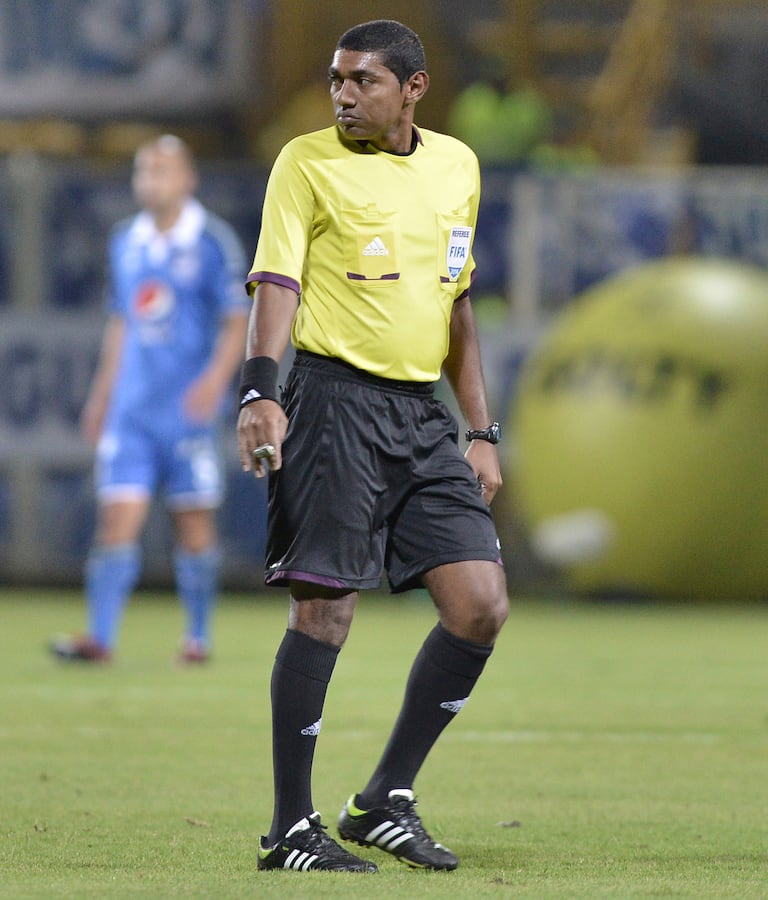 BOGOTA, COLOMBIA - MARCH 23: Referee Imer Machado looks on during a match between Millonarios and Fortaleza as part of the Liga Postobon I 2014 at the Metropolitano Techo Stadium on March 23, 2014 in Bogota, Colombia. (Photo by Felipe Caicedo /LatinContent via Getty Images)
