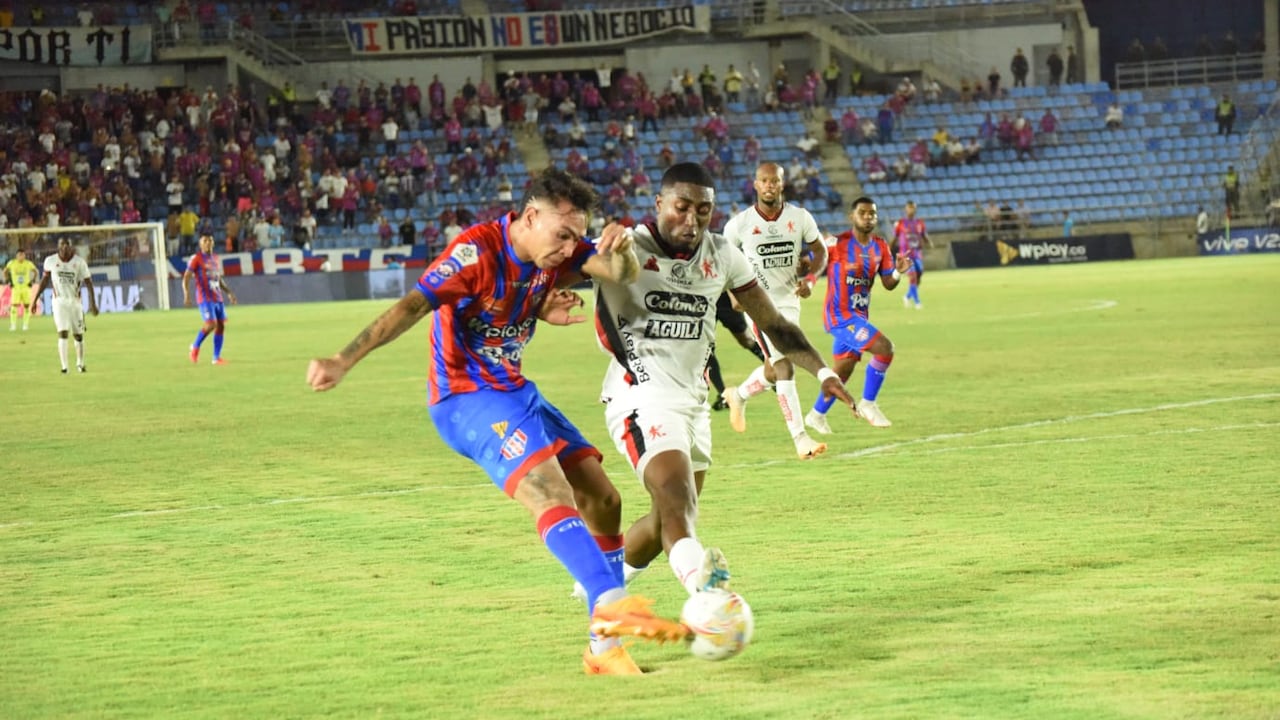Kevin Andrade del América apreta al 'Caballo' Márquez del Unión, en la Liga Betplay II-2023.
