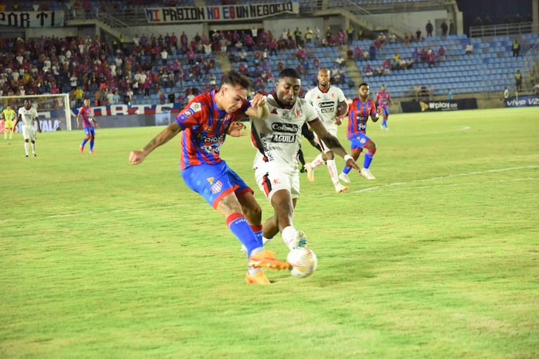 Kevin Andrade del América apreta al 'Caballo' Márquez del Unión, en la Liga Betplay II-2023.