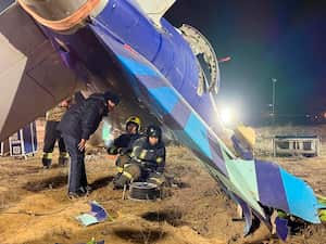 En esta fotografía publicada por el Servicio de Prensa del Ministerio de Emergencias de Kazajstán, los rescatistas trabajan en los restos del Embraer 190 de Azerbaiyán Airlines que yace en tierra cerca del aeropuerto de Aktau, Kazajstán, el jueves 26 de diciembre de 2024. (Servicio de Prensa del Ministerio de Emergencias de Kazajstán vía AP)