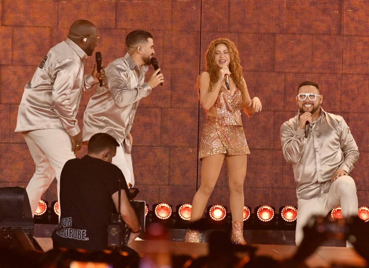 Shakira junto al Grupo Niche, en el concierto del sábado 25 de octubre en Cali.