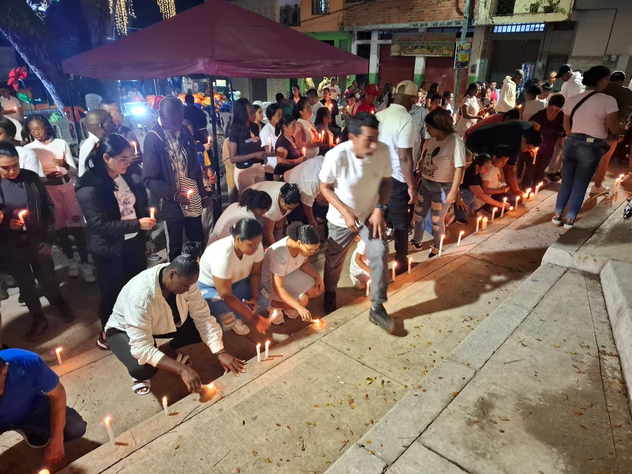 La comunidad suareña se unió en una velatón para pedir respeto por la vida y el regreso de Adriana María Agredo Álvarez, reconocida por su trabajo social y comunitario en esta población nortecaucana.