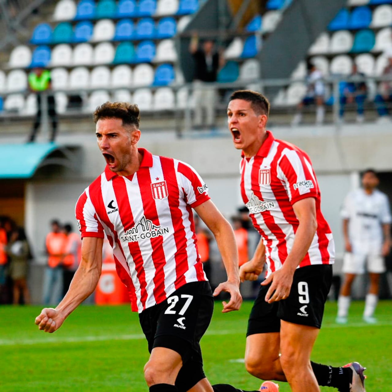 Jugadores de Estudiantes de La Plata celebran uno de los goles del título.