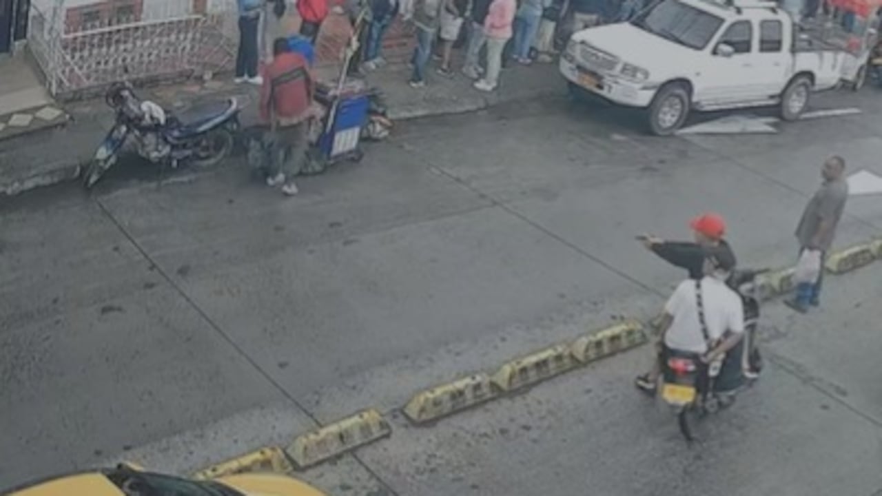 Momento en que los sujetos disparan en plena vía pública del barrio José María Obando en Popayán, situación que puso en peligro a muchos transeúntes.