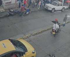 Momento en que los sujetos disparan en plena vía pública del barrio José María Obando en Popayán, situación que puso en peligro a muchos transeúntes.
