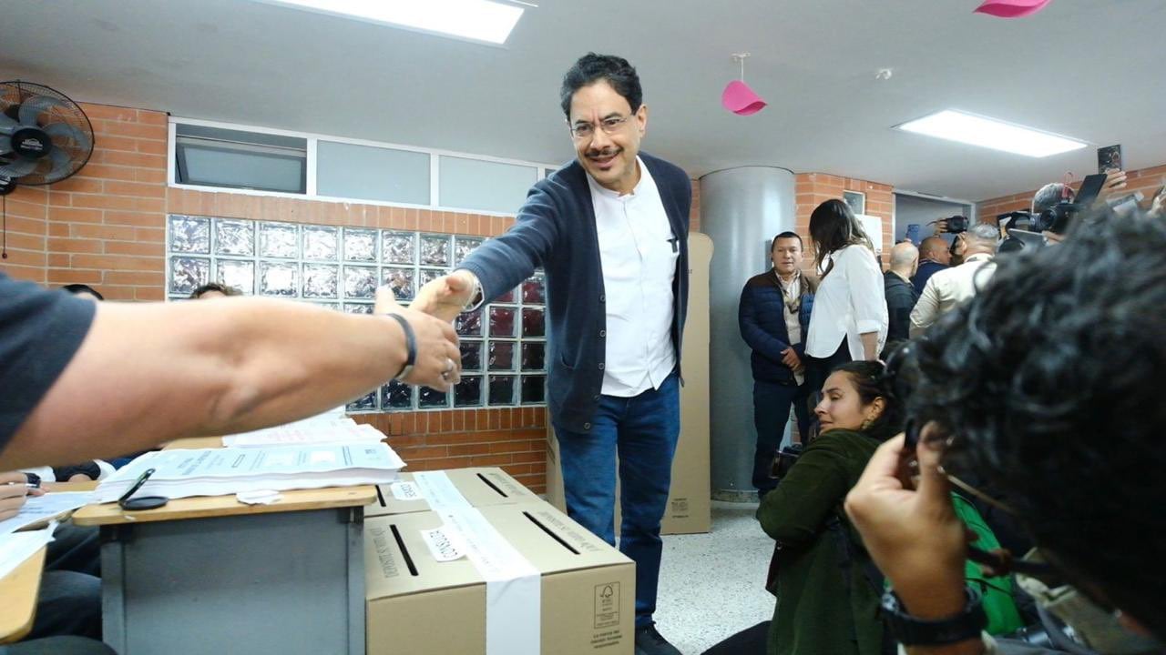 Iván Cepeda votando en las elecciones legislativas de este 8 de marzo del 2026.