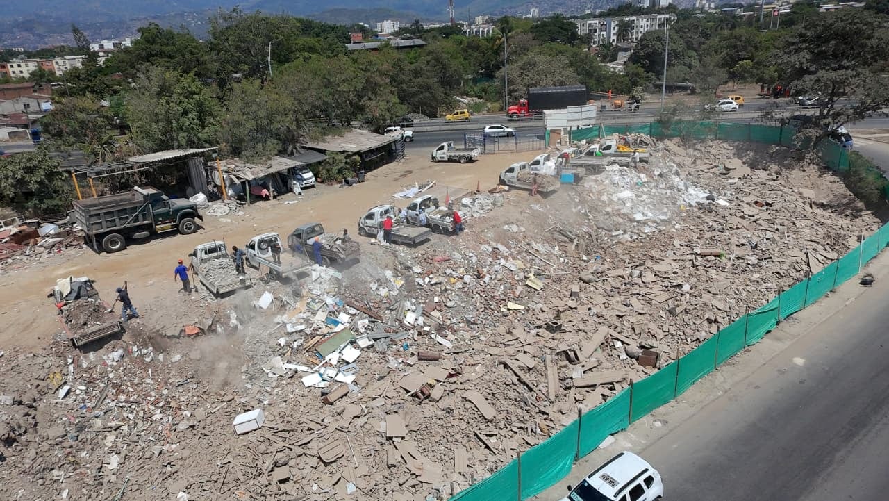 Así se enuentra la escombrera de la Carrera 50, en el sur de Cali.