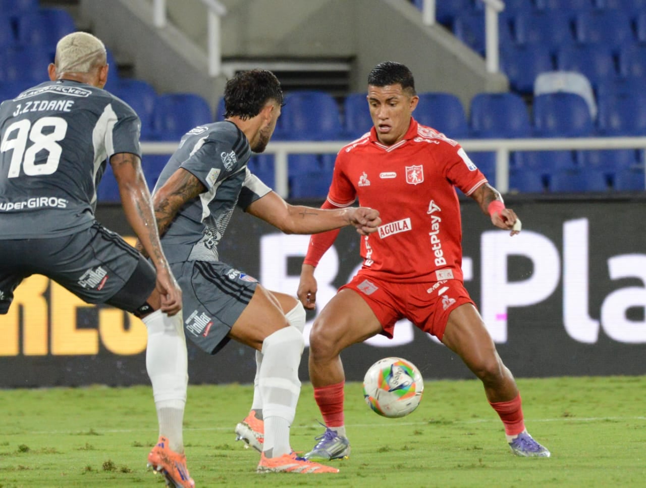 Imagen del partido de la segunda fecha del Grupo A de los cuadrangulares semifinales Liga Colombiana 2025, entre América de Cali y Junior de Barranquilla.