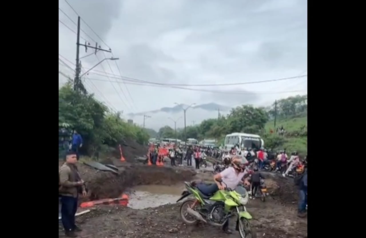 Vía inundada en Yumbo.
