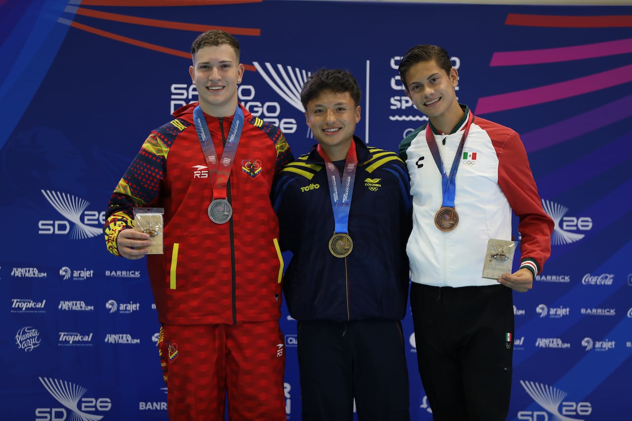 Deivi Camilo Rojas (centro) tras conseguir el oro en los Juegos Centroamericanos y del Caribe 2026.