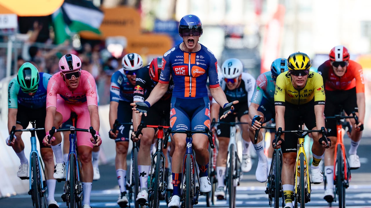El ciclista holandés Casper Van Uden (C) del Team Picnic PostNL celebra al cruzar la línea de meta de la cuarta etapa de la 108.ª carrera ciclista del Giro de Italia.