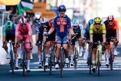 El ciclista holandés Casper Van Uden (C) del Team Picnic PostNL celebra al cruzar la línea de meta de la cuarta etapa de la 108.ª carrera ciclista del Giro de Italia.