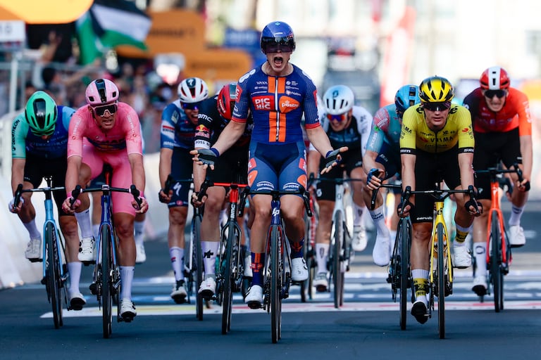 El ciclista holandés Casper Van Uden (C) del Team Picnic PostNL celebra al cruzar la línea de meta de la cuarta etapa de la 108.ª carrera ciclista del Giro de Italia.