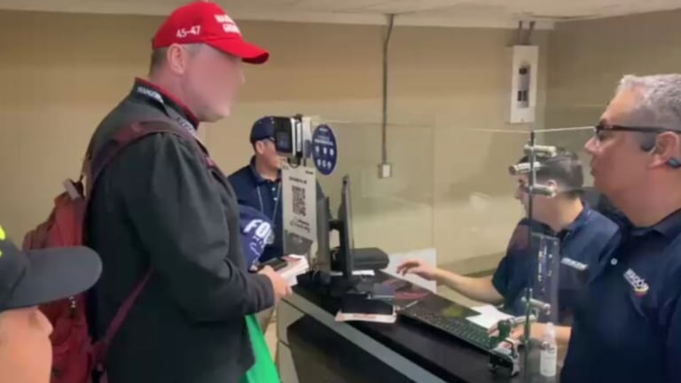 El hombre registraba antecedentes judiciales y órdenes de arresto vigentes en Nueva York.