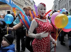 Celebración del Día de los Santos Inocentes en Colombia mezcla tradición religiosa y humor popular.