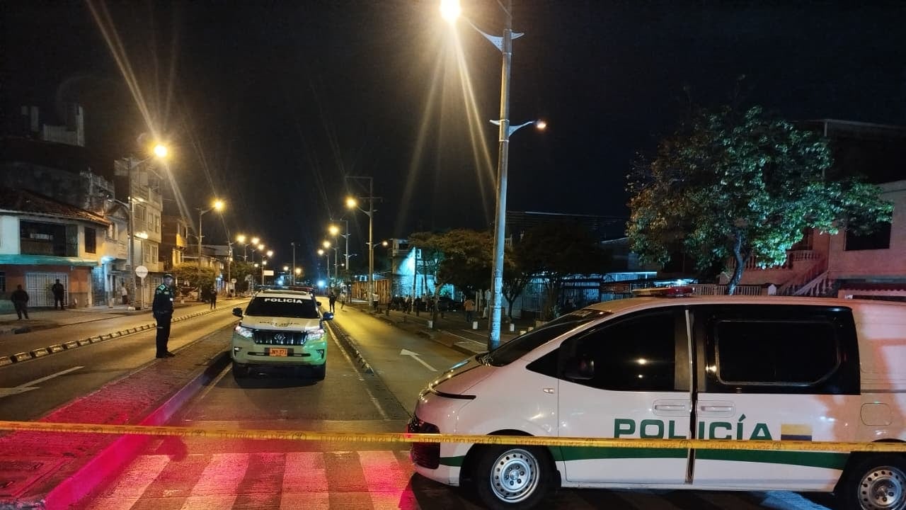 Personal antiexplosivos inspecciona una bolsa sospechosa con cables hallada en las cercanías del centro penitenciario.