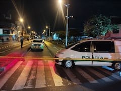 Personal antiexplosivos inspecciona una bolsa sospechosa con cables hallada en las cercanías del centro penitenciario.