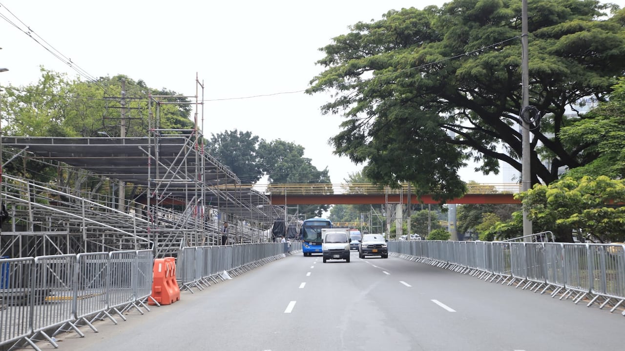 Vehículos circulan por la autopista Suroriental, aún abierta al tráfico a pocos días de la Feria de Cali.