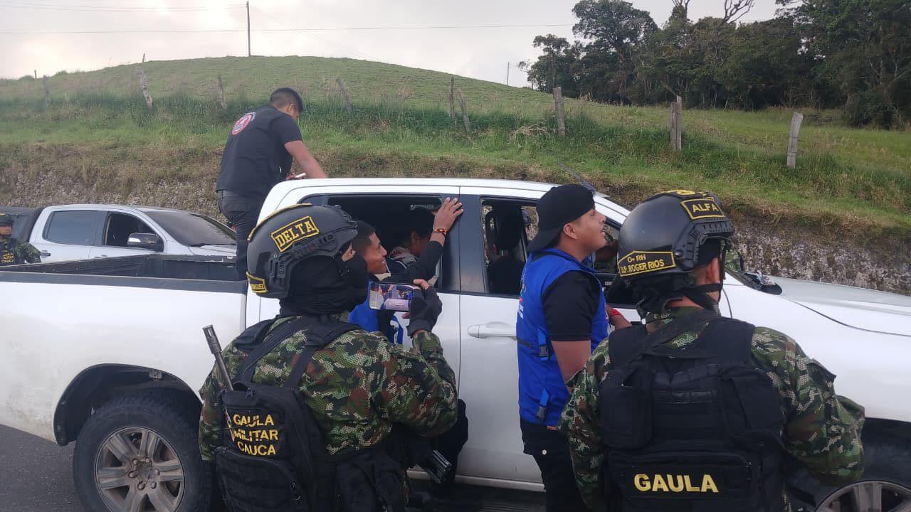 Guardia indígena rescata a la senadora Aída Quilcué y a su equipo de trabajo, luego de adelantar una actividad de control en la zona donde fue retenida por un grupo armado al margen de la ley.