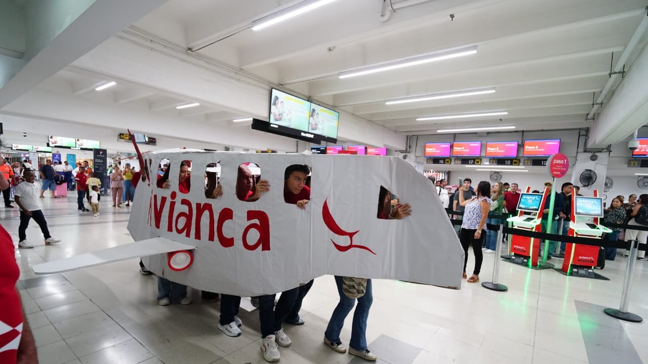 Familia de avión de cartón de Avianca recibieron viaje real por parte de la aerolínea.