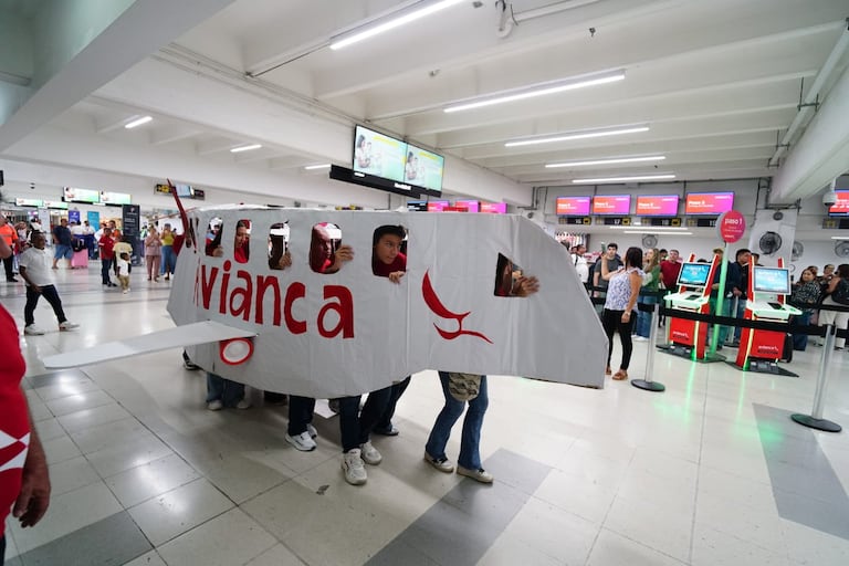 Familia de avión de cartón de Avianca recibieron viaje real por parte de la aerolínea.