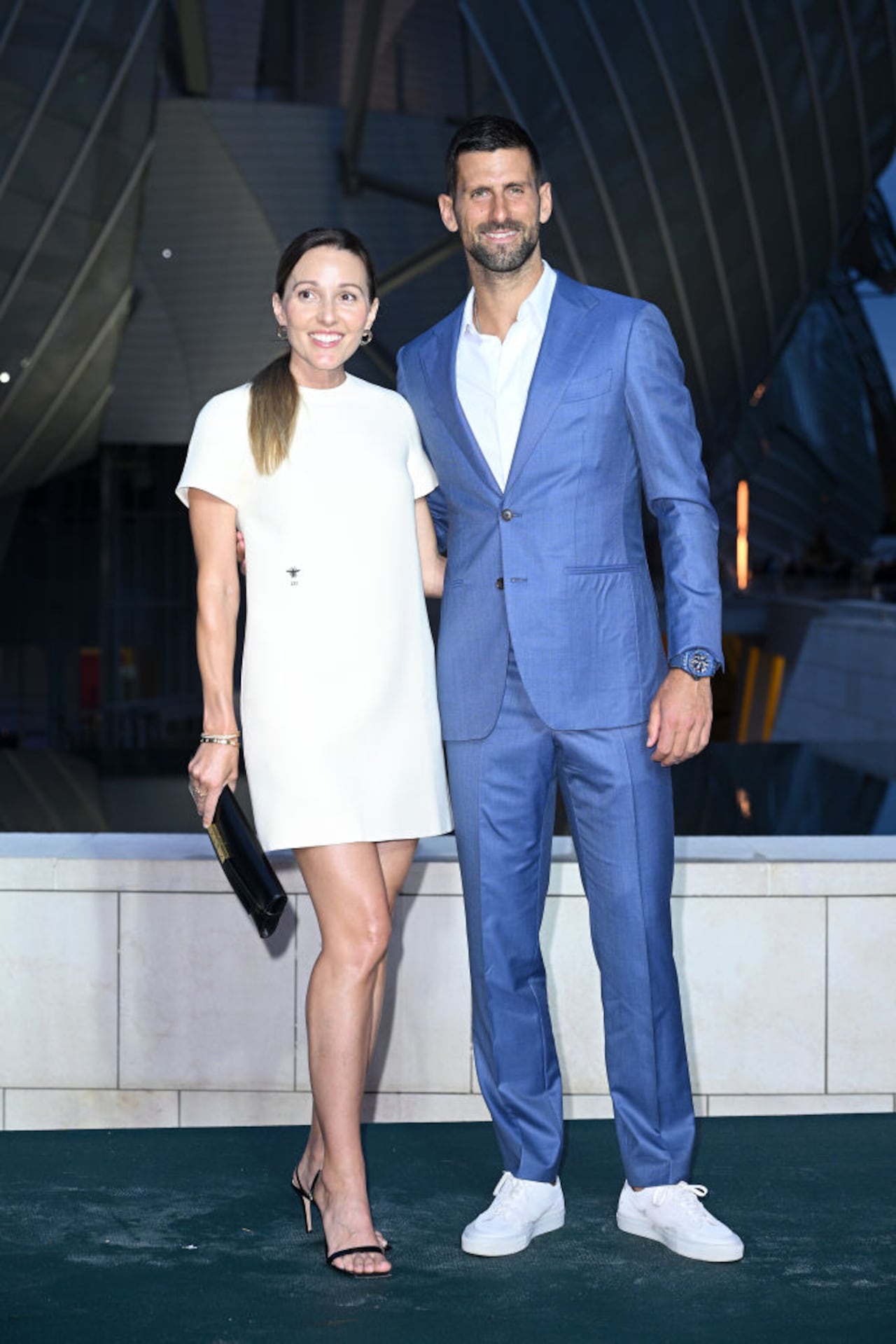 Jelena y Novak Djokovic - La ceremonia inaugural de los Juegos Olímpicos de 2024 en París mostró la llegada del ‘Tenniscore’ a la moda global, con celebridades y diseñadores presentando atuendos que celebraban la estética deportiva clásica con un enfoque contemporáneo.