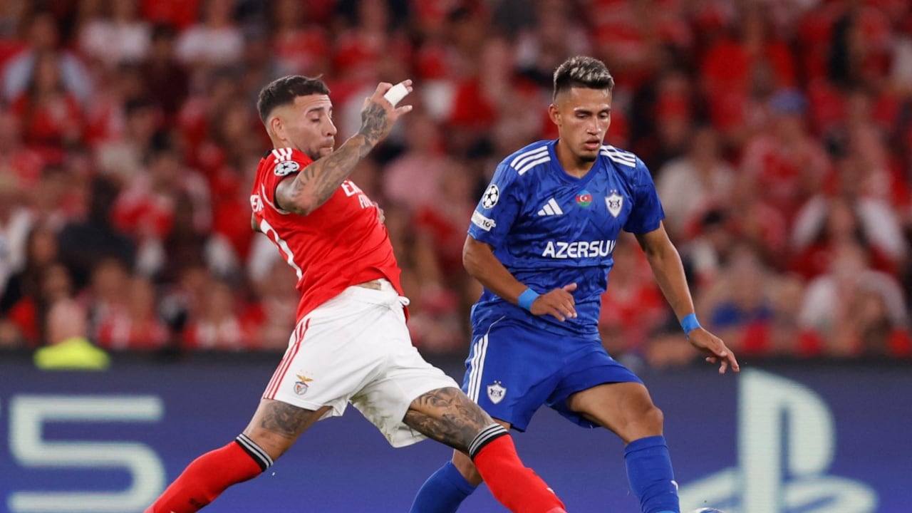 El defensa argentino #30 del Benfica, Nicolás Otamendi (izq.), y el delantero colombiano #17 de Karabaj, Camilo Durán, luchan por el balón durante la UEFA Champions League.