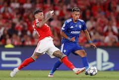 El defensa argentino #30 del Benfica, Nicolás Otamendi (izq.), y el delantero colombiano #17 de Karabaj, Camilo Durán, luchan por el balón durante la UEFA Champions League.