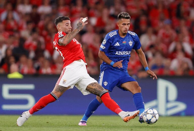 El defensa argentino #30 del Benfica, Nicolás Otamendi (izq.), y el delantero colombiano #17 de Karabaj, Camilo Durán, luchan por el balón durante la UEFA Champions League.
