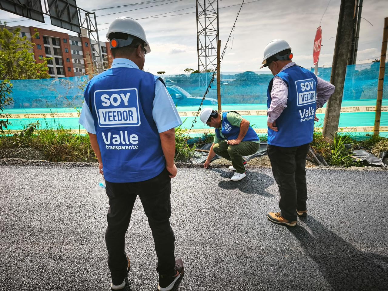 Integrantes de la veeduría ciudadana mantienen seguimiento permanente a la obra y verifican su desarrollo en campo.