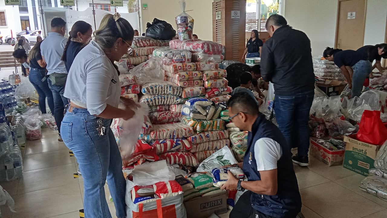 Alimentos, ropa en buen estado, medicamentos, agua y elementos de aseo hacen parte de las ayudas que los caucanos están donando para las familias afectadas.