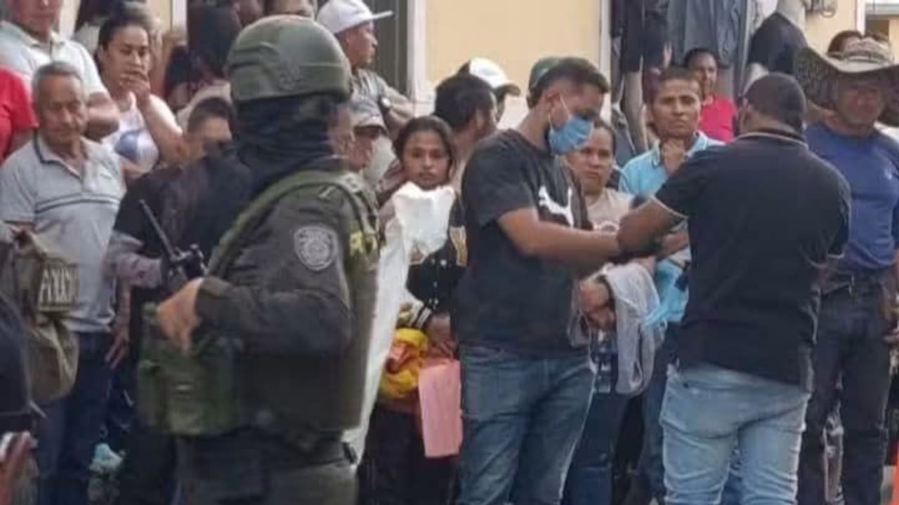 Bajo estrictas medidas de seguridad, las autoridades adelantaron la inspección judicial en el sito donde quedó el cuerpo de este joven de 21 años de edad.