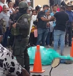 Bajo estrictas medidas de seguridad, las autoridades adelantaron la inspección judicial en el sito donde quedó el cuerpo de este joven de 21 años de edad.