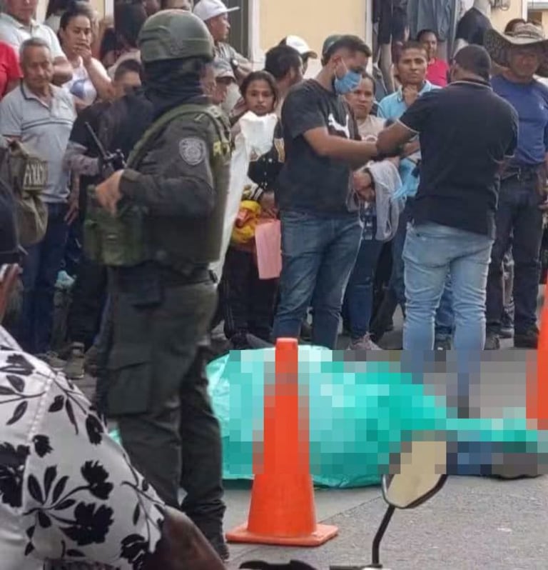 Bajo estrictas medidas de seguridad, las autoridades adelantaron la inspección judicial en el sito donde quedó el cuerpo de este joven de 21 años de edad.