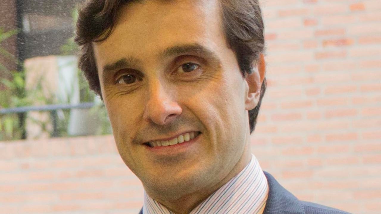 Abogado de la Universidad del Rosario (1991), con Maestría en Harvard University (Llm, 1993). Superintendente de Industria y Comercio entre los años 2010 al 2012. Socio y Director del Departamento de Competencia y Derecho Público de Garrigues desde 2015 a 2026. Conjuez de la Corte Constitucional durante varios periodos. Actualmente árbitro de la Cámara de Comercio de Bogotá. Autor de varios libros, conferencista y columnista recurrente en varios medios de comunicación. Actualmente es Director de la Fundación Arcana dedicada a la gestación de políticas públicas innovadoras y emprendedor en temas de inteligencia artificial y servicios legales digitales.